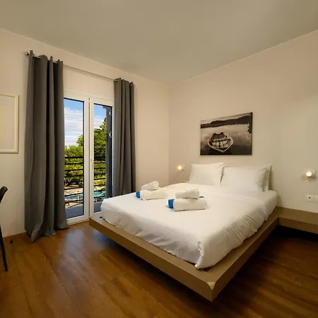 Orange Grove Apartment *